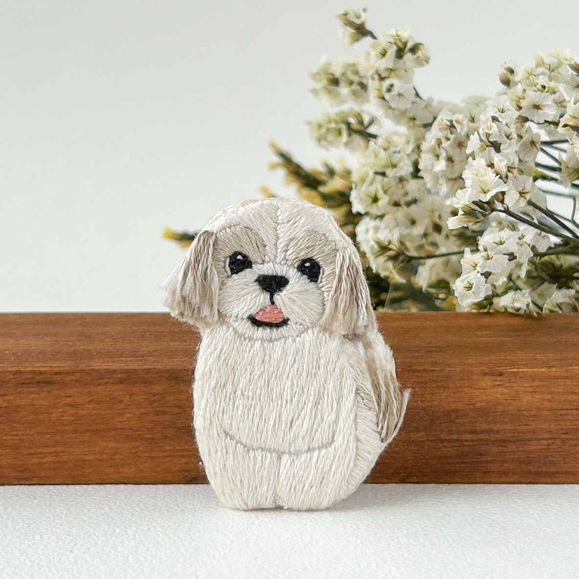 シーズー刺繍ブローチ（ベージュ）｜刺繍アクセサリー｜犬モチーフ｜犬
