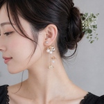 シャコ貝と真鍮のお花のイヤーフック 季節の花　片耳用　