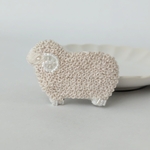 ひつじブローチ*ビーズ刺繍　上品　ホワイト  大人可愛い 軽くて普段使い 動物 ギフト 約4cm