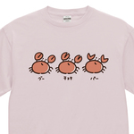 グー チョキ パー（蟹）【フロストピンク】ekot Tシャツ <イラスト：タカ（笹川ラメ子）>