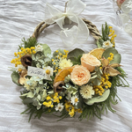 春を呼ぶミモザの花かごのようなドライフラワーリース