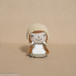 おさげの女の子のあみぐるみ。