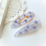 パープルのお花畑のヘアピン　ヘアクリップ　ヘアアクセサリー　レジン　パープル　乳白色　カスミソウ　スターチス　三角　トライアングル　大人　可愛い