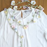 コットンヤーンで編んだカモミールとすみれのラリエット