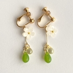 しろいはな｜お花としずくのイヤリング/ピアス(金属アレルギー対応) チェコガラス 白