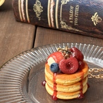 パンケーキ  バックチャーム　アメリカンチェリー♡ 誕生日☆フェイクスイーツ☆フェイクパンケーキ☆ホットケーキ☆クレイケーキ☆ストロベリー☆苺☆アイス