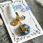 【猫とネモフィラ💙ストラップ＆チャーム】ネコ ネモフィラ ストラップ チャーム レジン シーリングスタンプ  ブルー 水色 キラキラ キーホルダー【2way】