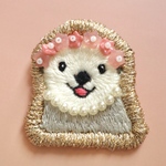 花かんむりをつけたラッコの刺繍ブローチ