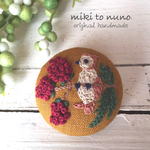 刺繍のブローチ ラズベリー（マスタード）