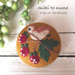 刺繍のブローチ ストロベリー（マスタード）