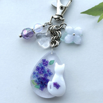 猫と紫陽花 レジンキーホルダー 紫