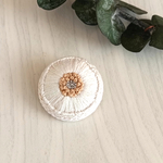 刺繍ミニブローチ◆白い花◆くるみボタン