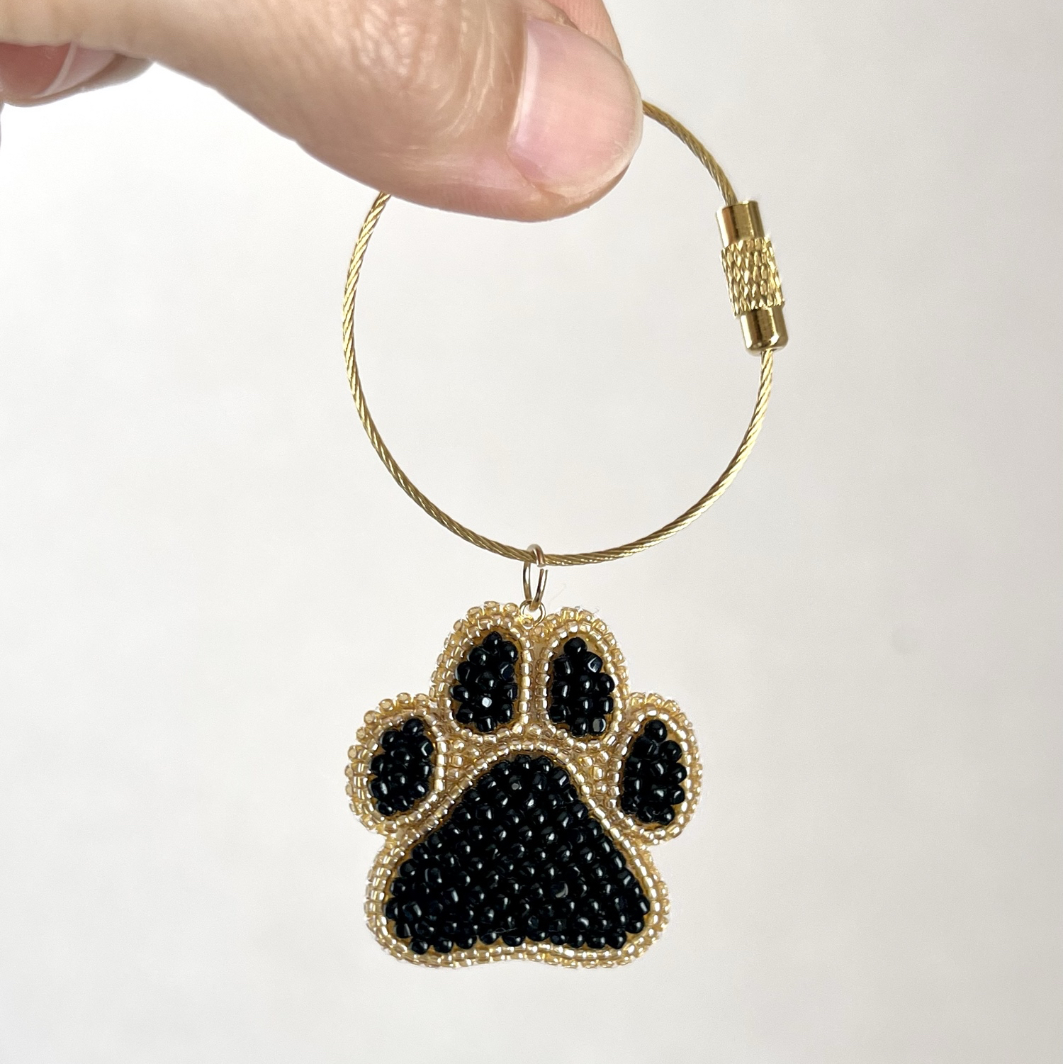 うちの子ビーズ刺繍ブローチ - naococo beads embroidery | minne