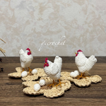 🐓コケ〜コッコッコ🎵　コケ子がお花の上に卵を産みました🥚　小さなニワトリと卵入りラフィア花マットセット　