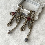 バラとアンティークゴールドの十字架のピアス