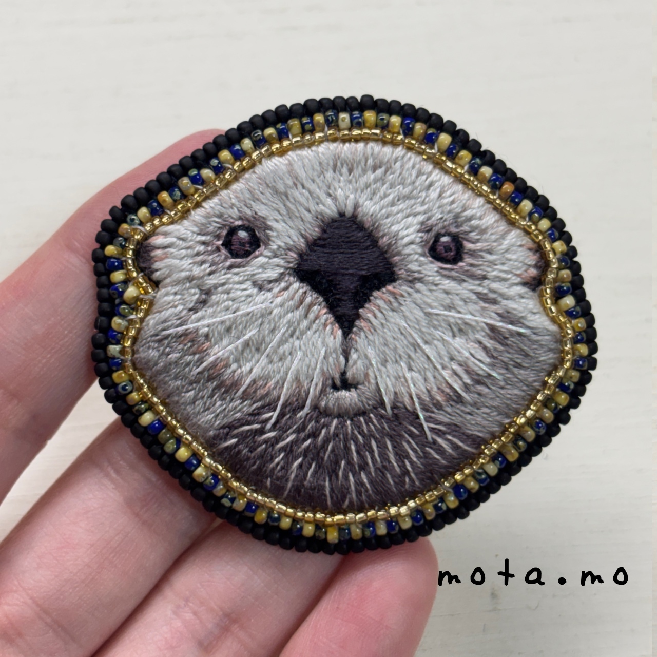ほよっとしたお口のラッコさんブローチ※青ビーズの子 - mota.mo