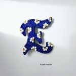 デイジーのビーズ刺繍イニシャルブローチ・E