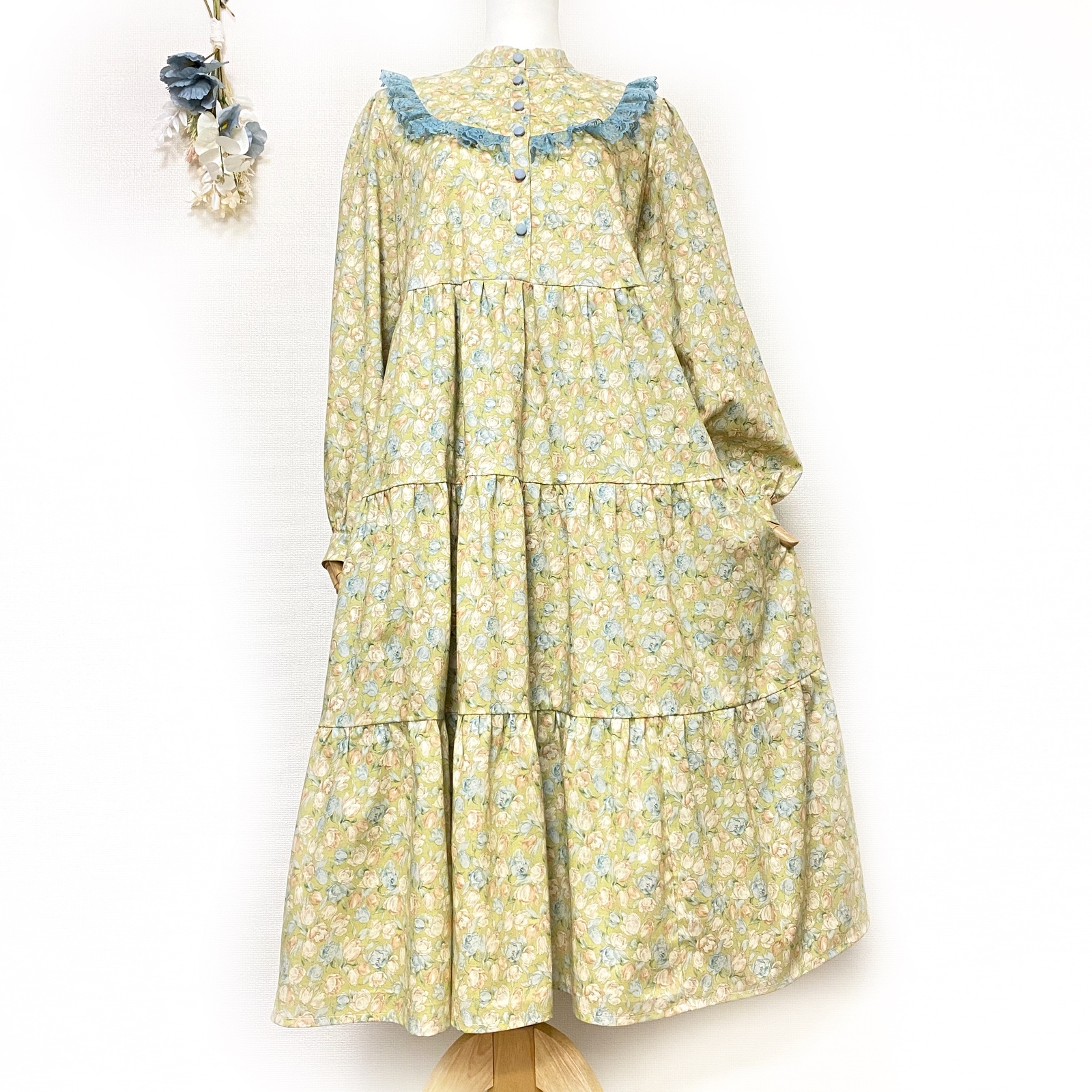 ブルーレースを添えたやさしい花柄ティアードワンピース 18,000円