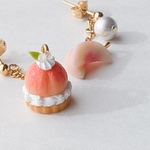 丸ごと桃タルト　桃の果実　ピアス/イヤリング 初夏　おでかけ　ミニチュア　ミニチュアスイーツ