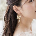 【パールとフラワーが可愛いく揺れる ピアス/イヤリング 】ウエディング 結婚式 お呼ばれ フォーマル お出かけ デート ハレの日 前撮り 金属アレルギー対応 ギフト プレゼント