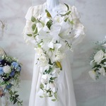 送料無料＊再販◆アートフラワー 造花◆豪華 カサブランカ ユリ＆ローズのキャスケードブーケ アレンジメント ウエディングブーケ 前撮り