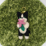 愛猫キーホルダー　ハチワレ　お花