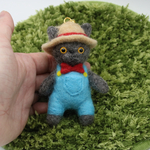 愛猫キーホルダー　ブリティッシュショートヘア　オーバーオール　麦わら帽子　蝶ネクタイ