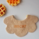【プレゼントに】ビスケットスタイ　手刺繍　リバーシブル　ダブルガーゼ　ワッフル生地