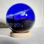 月夜の絶景：煌めく夜空と山並みのレジンアート（直径5cm）