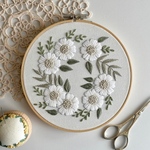 【刺繍キット】純白花のリース　安心動画解説付き　手作りキット　はなこまちの刺繍キット