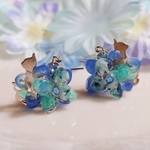 【大人の隠れ猫】紫陽花の雨宿りピアス／イヤリング｜表裏まで咲き誇る立体レジン・青色