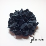 デニムの花の丸いブローチ 