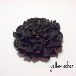 黒とカーキ色の花のブローチ 