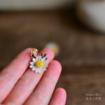 耳元に咲く陽だまり。カモミール。生成り咲く布花ピアス