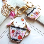 苺のカップとうさぎのバッグチャーム　レジン
