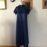 フレンチリネン（インクブルー）で作ったスタンドカラー前フリルワンピース