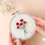 カーネーションの刺繡枠の壁飾り　｜手刺繡　母の日　春のインテリア　花　ギフト　刺繍インテリア　母の日ギフト