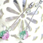 ☆☆クラックガラス（ピンク・緑）☆ロングピアス（樹脂フック）