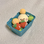 トマトいっぱい！お買い物中ぴよちゃん🍅　ひよこあみぐるみ　ぴよまる。