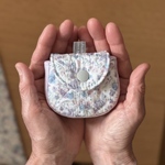 『持っててよかった』ふっくらスナップポーチ〈リバティ/鳥・花柄/ラベンダー〉