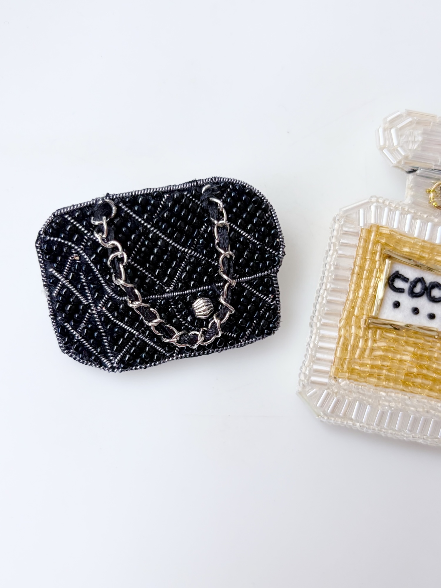 チェーンショルダーバッグのビーズ刺繍ブローチ - le petit marché ル