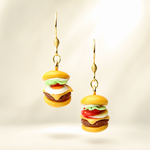 大人のための半熟目玉焼きバーガー＆トマトオニオンチーズバーガー（ピアス / イヤリング/チャーム/ストラップ/キーホルダー） 揺れる ミニチュア ハンバーガー  フェイクフード
