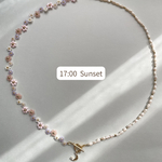 【心がほどける　淡水パールと空色ビーズのお花ネックレスー17:30 Sunsetー】ビーズネックレス　淡水パール