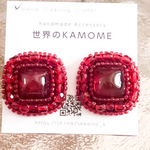 ボルドーカラービーズ刺繍ピアス　ボルドーカラービーズ刺繍イヤリング　ワインレッドピアス　ワインレッドイヤリング　四角いピアス　四角いイヤリング　大きめピアス