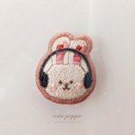 お耳どこ…？なうさぎの刺繍ブローチ