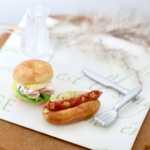 小さなカフェのホットドッグ&ベーグルサンド