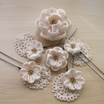つまみ細工 ２ウェイピンのカメリアとＵピンの小花　白
