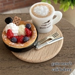 ミニチュアスイーツ　ベリーたっぷり ダッチベイビーパンケーキとカフェラテ
