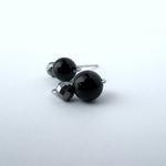 ブラックオニキス　テラヘルツ鉱石　ふた粒スタッドピアス