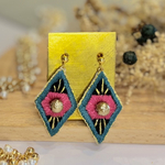 ネオンカラーの刺繍ダイヤピアス